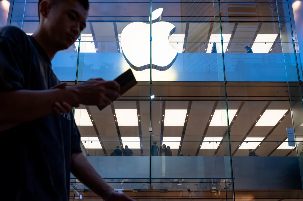 Apple Enters WWDC 2025 Underwhelmed and Under Pressure From AI Rivals and Regulators