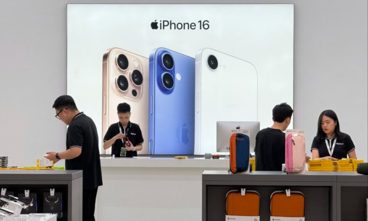 Trump Pressures Apple to Shift iPhone Production to U.S. as Global Supply Chains Face Political Heat